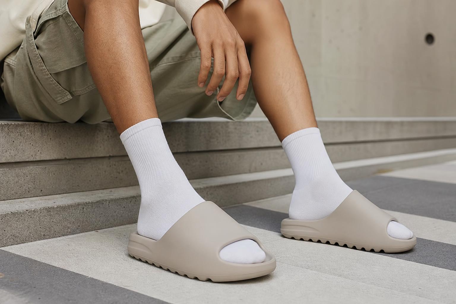 Bien choisir ses claquettes et ses chaussettes